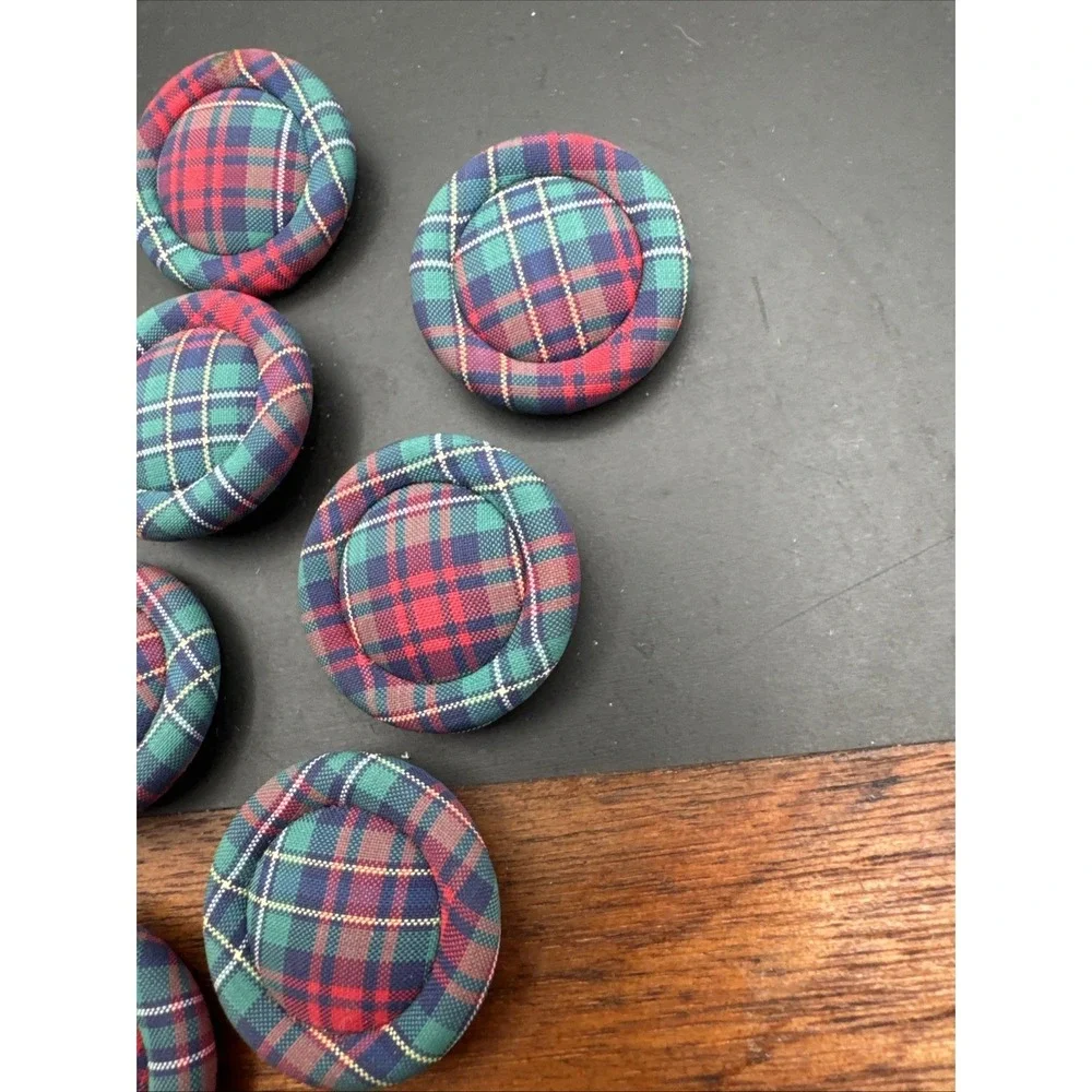 Lot Of 7 Vintage Holiday Tartan Plaid Buttons Fabric  RARE HTF